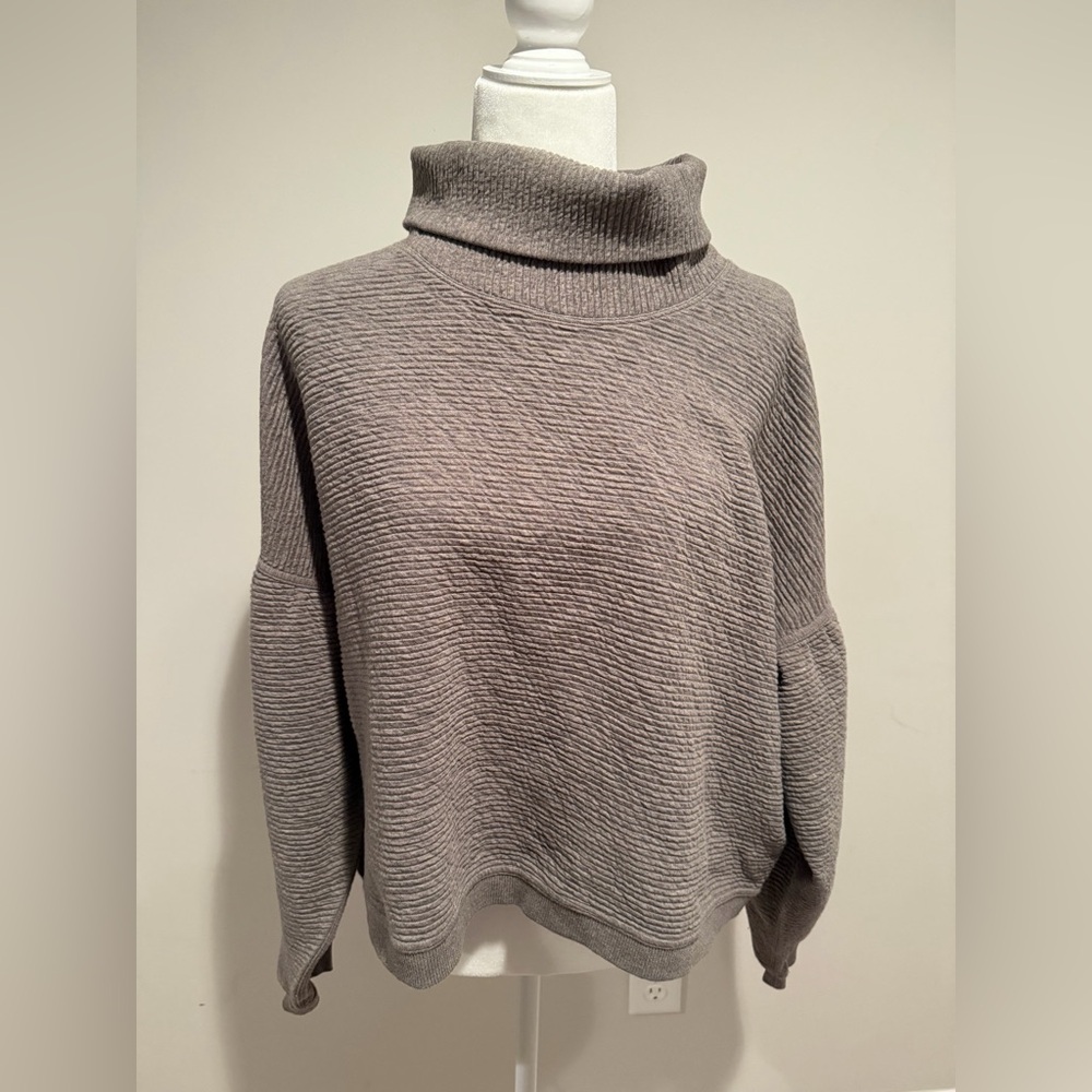 Lululemon gray turtleneck ribbed cropped pullover. Size 6. EUC.